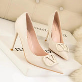 كعب نسائي بألوان مختلفة